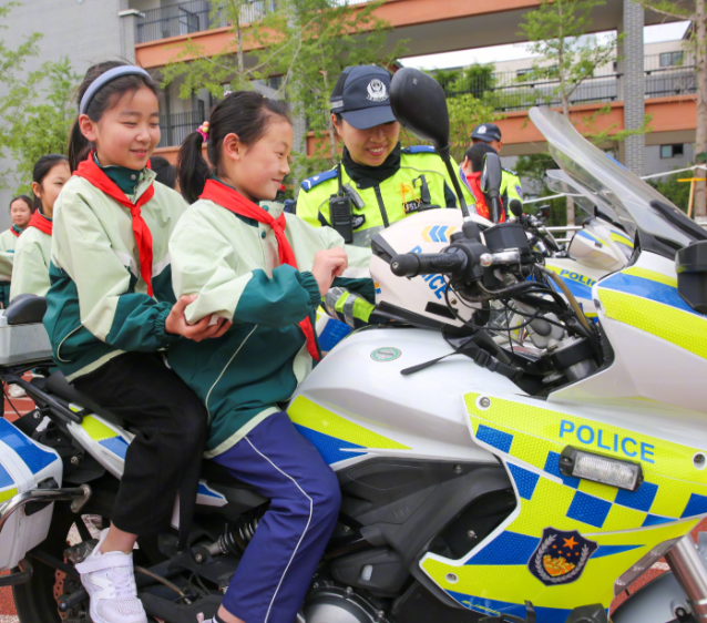 要抓紧孩子的手腕或许让孩子一直处在自己的视野之内防止意外产生