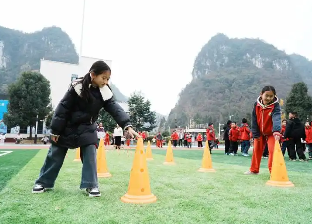 同学们正一起拼搭心情积木五颜六色的积木块在他们手中逐渐成型 同学们正一起拼搭心情积木五颜六色的积木块在他们手中逐渐成型