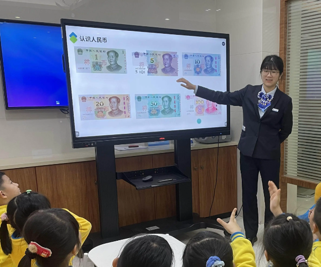 情景判断游戏引导学生对日常物品进行需要与想要的分类讨论 情景判断游戏引导学生对日常物品进行需要与想要的分类讨论