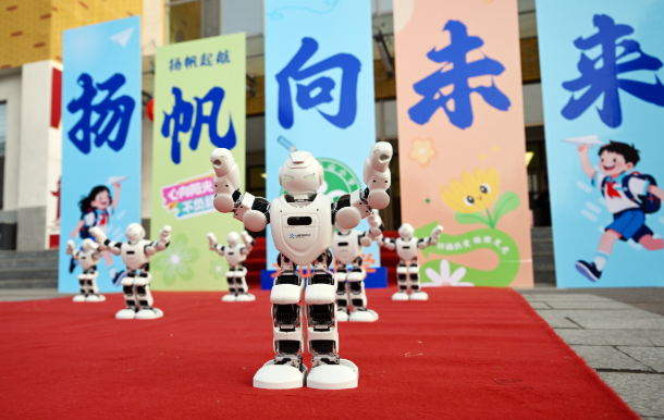 通过科技进讲堂激起学生对科技的兴趣引导他们在探究中生长 通过科技进讲堂激起学生对科技的兴趣引导他们在探究中生长